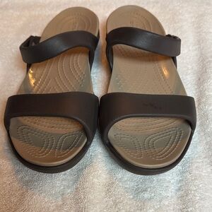 CROCS Women’s Cleo V Flat Two-Strap Sandals SB3